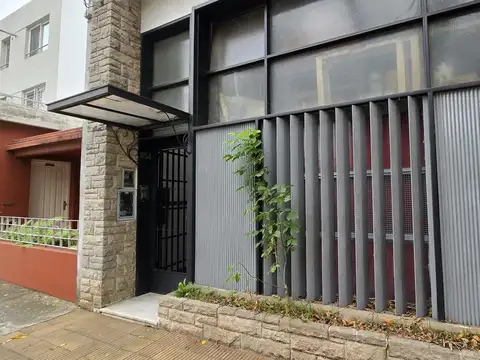 AMPLIO PH DE 3 AMBIENTES CON PATIO, QUINCHO Y TERRAZA EN PLANTA ALTA EN VENTA. SAN ISIDRO