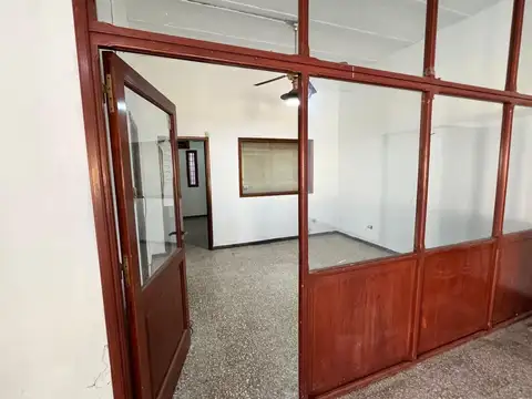 LOCAL AMPLIO CAPITAN BERMUDEZ EXCELENTE UBICACIÓN