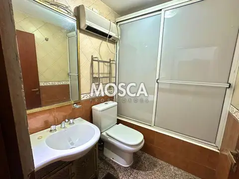 Casa 6 ambientes con 2 baños