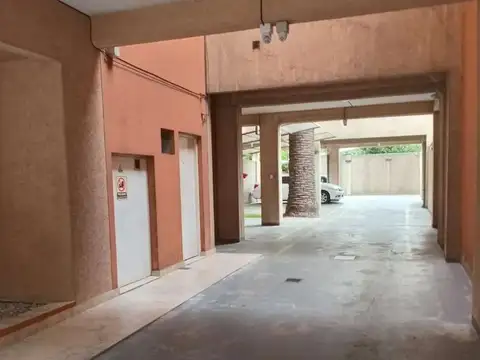 ALQUILA- MONOAMBIENTE CON COCINA SEPARADA-LATERAL- MUY LUMINOSO-A PASOS DE LA ESTACIÓN  