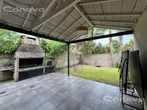 Casa Acassuso Jardín con galería y pileta. 4 dormitorios   escritorio