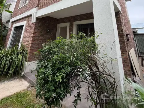 Casa Acassuso Jardín con galería y pileta. 4 dormitorios   escritorio