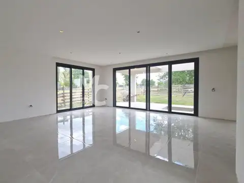 Casa 5 ambientes con 4 baños