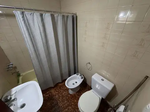 VENTA AMPLIA CASA 5 AMBIENTES LOTE PROPIO CON PATIO Y JARDÍN