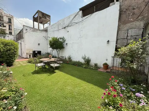 VENTA AMPLIA CASA 5 AMBIENTES LOTE PROPIO CON PATIO Y JARDÍN