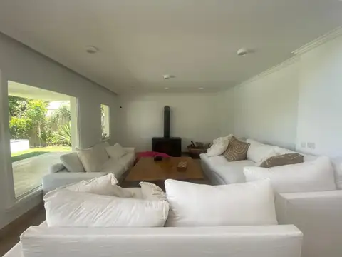 Casa en Alquiler Temporal con 4 cocheras