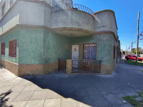 Casa de 5 ambientes en venta en Haedo a reciclar. APTO CREDITO
