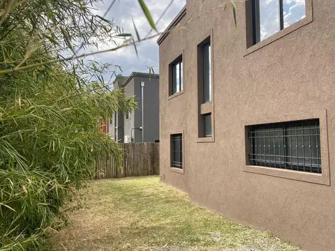Casa en Venta Pilar Tipo Dúplex 3 ambientes