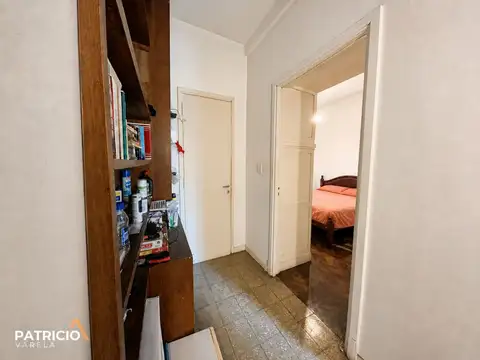 Departamento de 3 ambientes con balcón galería en Flores – Acepta permuta