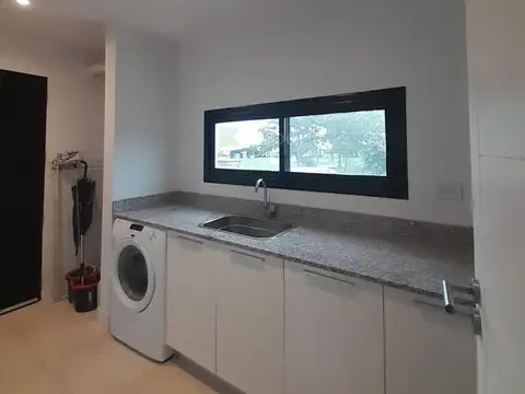 Casa en Alquiler con 1 cochera