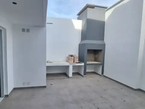 DEPARTAMENTO DE 2 DORMITORIOS CON COCHERA Y PATIO