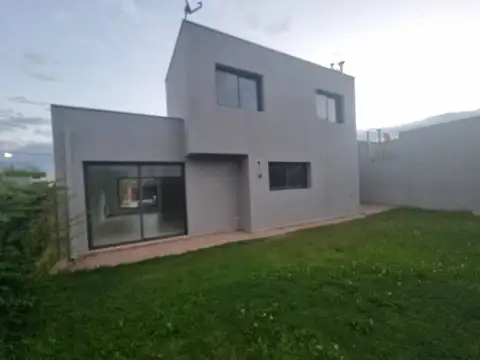 Casa en Alquiler de 3 dormitorios