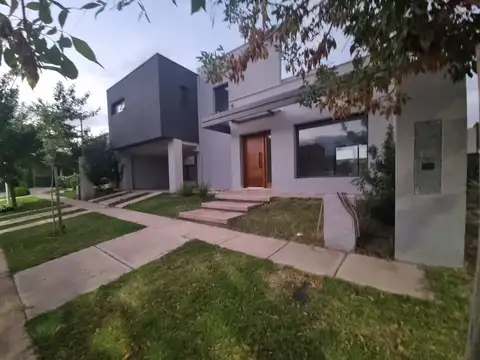 Casa en alquiler en Mayor Drummond Dueño directo | 3 dorm. | 2  coch. | 130 m² | Barrio ideal para familias con niños |