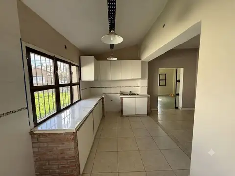 Casa 4 ambientes con 2 baños
