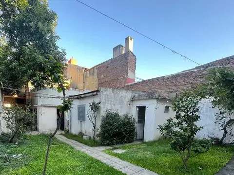 Venta casa 6 ambientes con local al frente