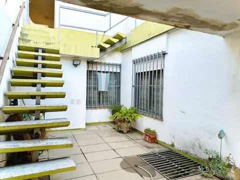 Casa de 4 dormitorios con oficinas y cochera – excelente distribución en dos plantas