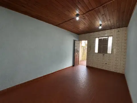 Venta - Casa de dos dormitorios con patio en Zona Norte, Rosario
