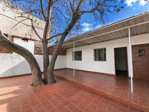 Venta - Casa de dos dormitorios con patio en Zona Norte, Rosario