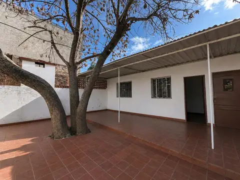 Venta - Casa de dos dormitorios con patio en Zona Norte, Rosario