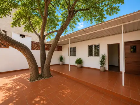 Venta - Casa de dos dormitorios con patio en Zona Norte, Rosario