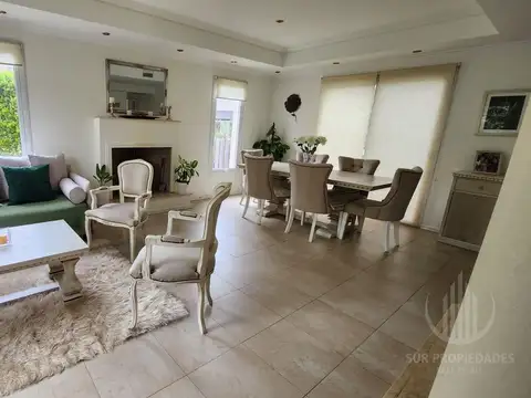 Casa de 5amb con ambientes amplios  en Solar del Bosque