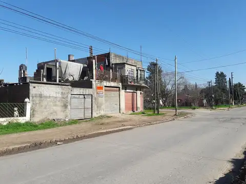 CASA CON 5 LOCALES A REFACCIONAR