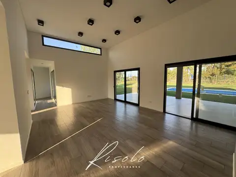 Casa en Venta con 3 cocheras