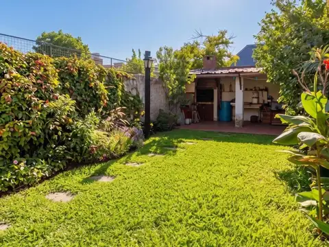 Casa amplia de 4 ambientes con jardín en Martínez