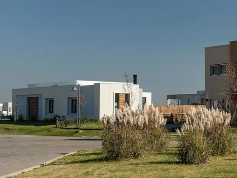 LOTE A LAGUNA GRAN UBICACION BARRIO VILLALOBOS PUEBLOS DEL PLATA