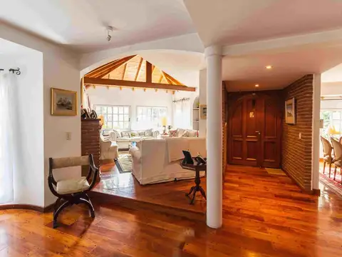 Casa 6 ambientes con 5 baños