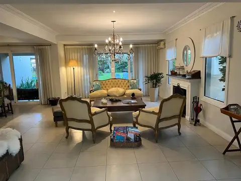 Casa 6 ambientes con 4 baños