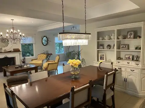 Casa 6 ambientes con 4 baños