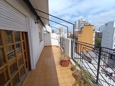Departamento en venta tres ambientes balcon terraza frente Flores