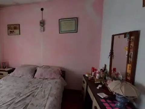 VENTA CASA 3 AMB. C/GARAGE, JARDIN Y PQ - CASTELAR