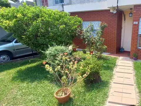 VENTA CASA 3 AMB. C/GARAGE, JARDIN Y PQ - CASTELAR