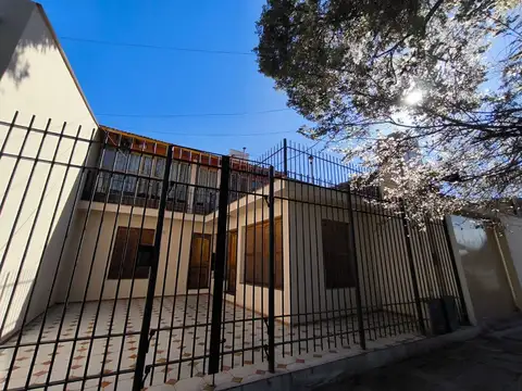 Casa en Alquiler con 6 cocheras