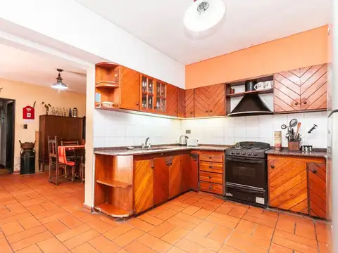 CASA DE 5 AMB. LOTE 8.66 X 42 MTS