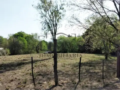 4 terrenos a 1 cuadra del río, 1.944m2 total.