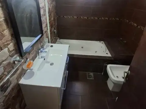 Casa en Alquiler con 1 cochera