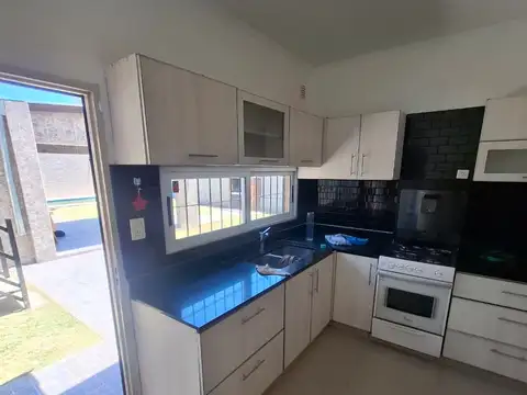 Casa 4 ambientes con 2 baños