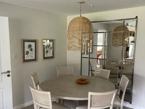 Casa 8 ambientes con 3 baños