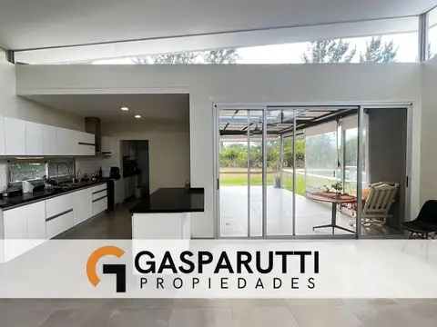 Casa en Venta con 2 cocheras