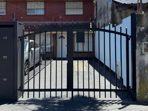 ALQUILER MUY BUEN DUPLEX DE 4 AMBIENTES EN CARAPACHAY CON COCHERA, PATIO Y LAVADERO CUBIERTO