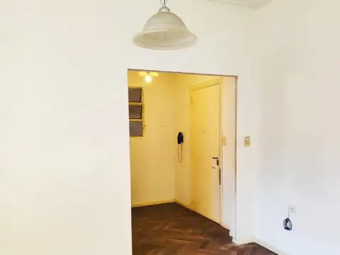 Venta dos ambientes, amplio y luminoso.