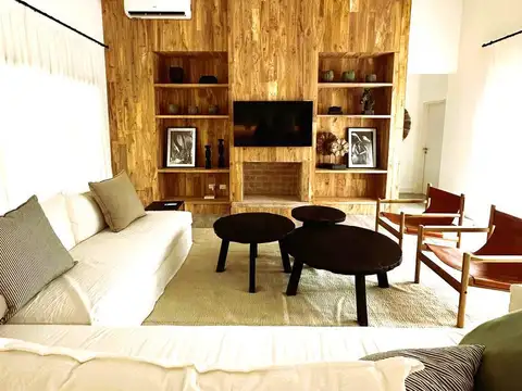 Casa en Venta con 4 cocheras