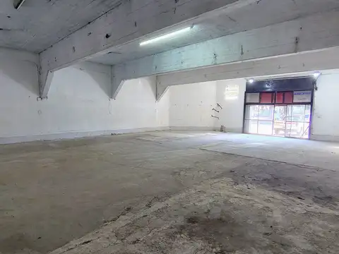Local / Galpón En Esquina Estratégica 268m2 Gran Exposición Sobre Av. Uruguay