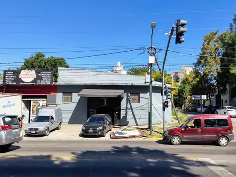 Local / Galpón En Esquina Estratégica 268m2 Gran Exposición Sobre Av. Uruguay