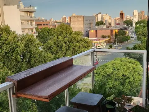 Departamento de un dormitorios amplio y luminoso y con una hermosa vista. A una cuadra de la UCA