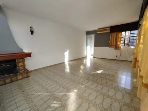 Casa con 3 domitorios mas cuarto de servicio.