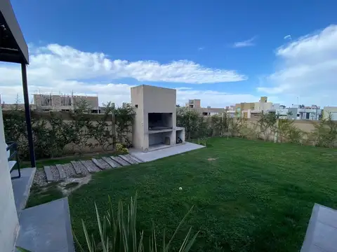 Casa en Alquiler con 2 cocheras